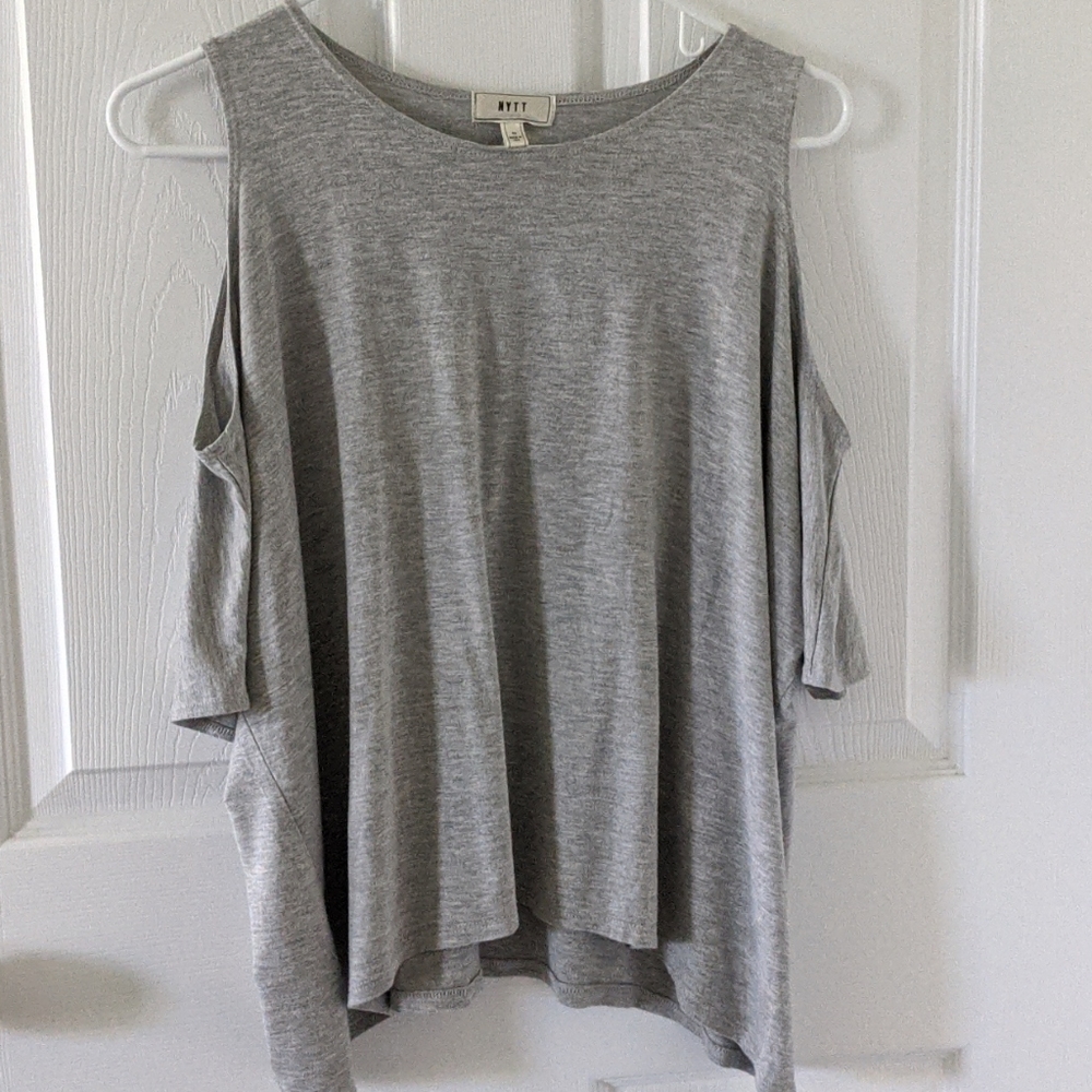 NYTT Cold Shoulder Top